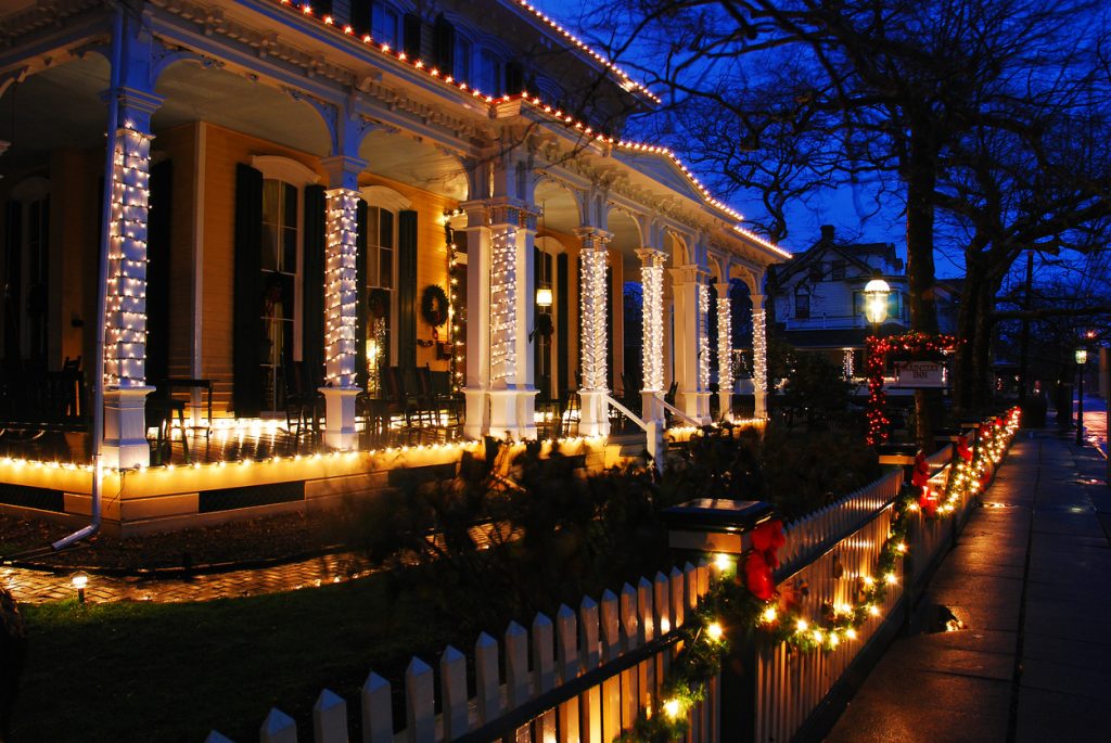 Top Tips for Hanging Christmas Lights on Your Home